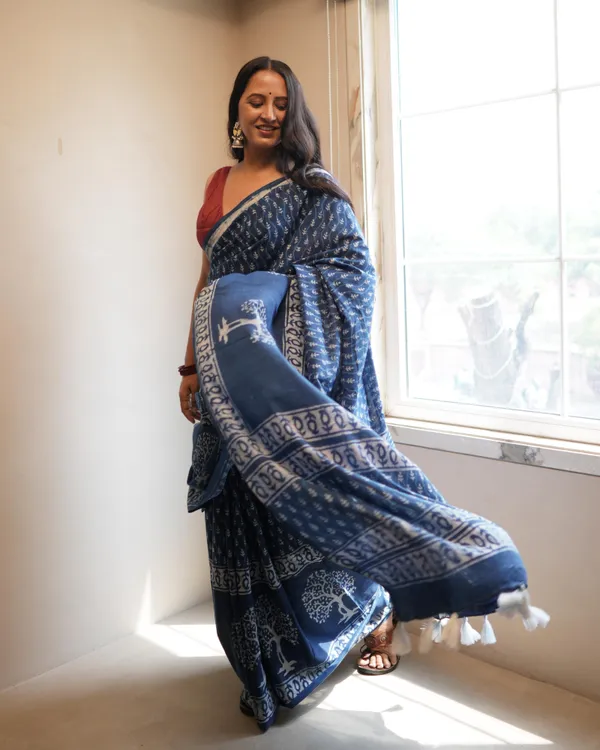 Indigo_Cotton_Butti_Dabu_Print_Mul_Saree_With_Tassels_For_Women